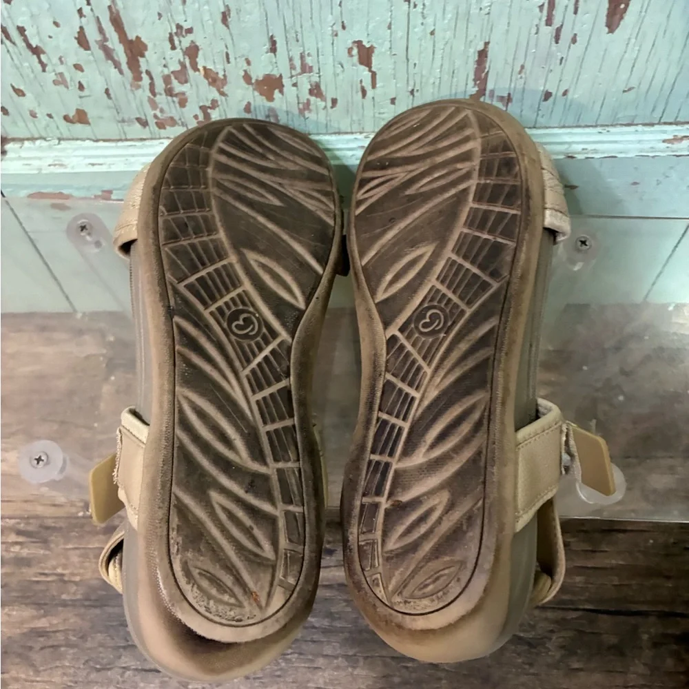 Comfortable Women’s Beige Strappy Sandals - Picture 5 of 6